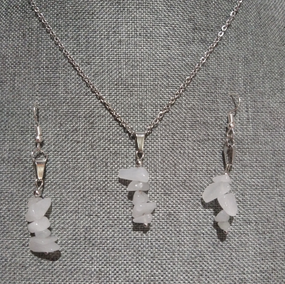 Quartz crystal Chip Stone pendant necklace - Picture 5 of 12